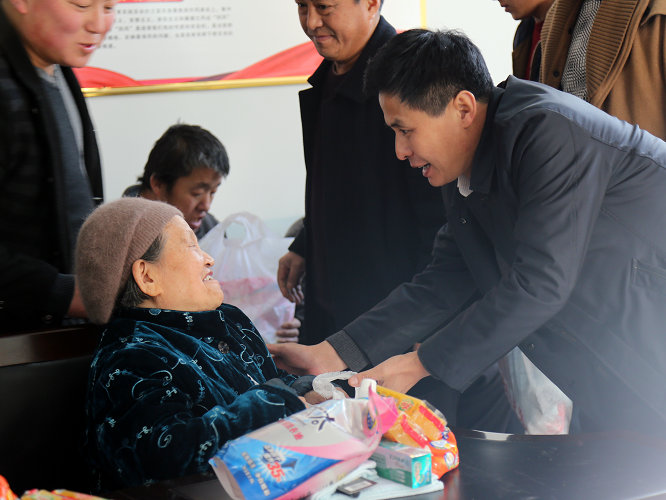 000 2015年2月,吕梁市慈善总会副会长高民前往吕梁市社会福利院带着生活日用品慰问孤寡老人。.jpg