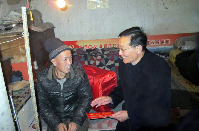 中华慈善总会会长李本公（右一）看望山西吕梁临县三交镇特困户李勤顺.jpg