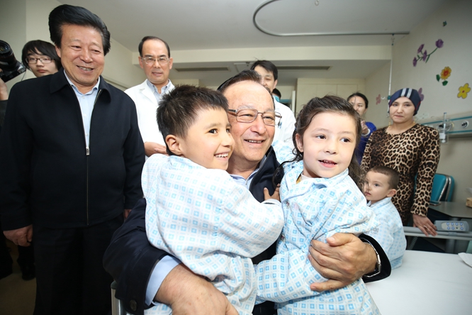 照片说明:雪克来提·扎克尔与患儿亲切合影 摄影:白姜江.jpg 照片说明:雪克来提·扎克尔与患儿亲切合影 摄影:白姜江.jpg