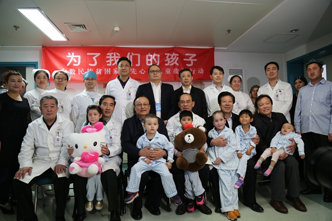 照片说明:雪克来提·扎克尔一行与患儿合影 摄影:白姜江.jpg 照片说明:雪克来提·扎克尔一行与患儿合影 摄影:白姜江.jpg