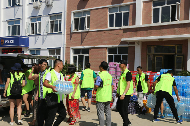 慈善义工为受灾乡村捐助慰问物资 (17609).jpg